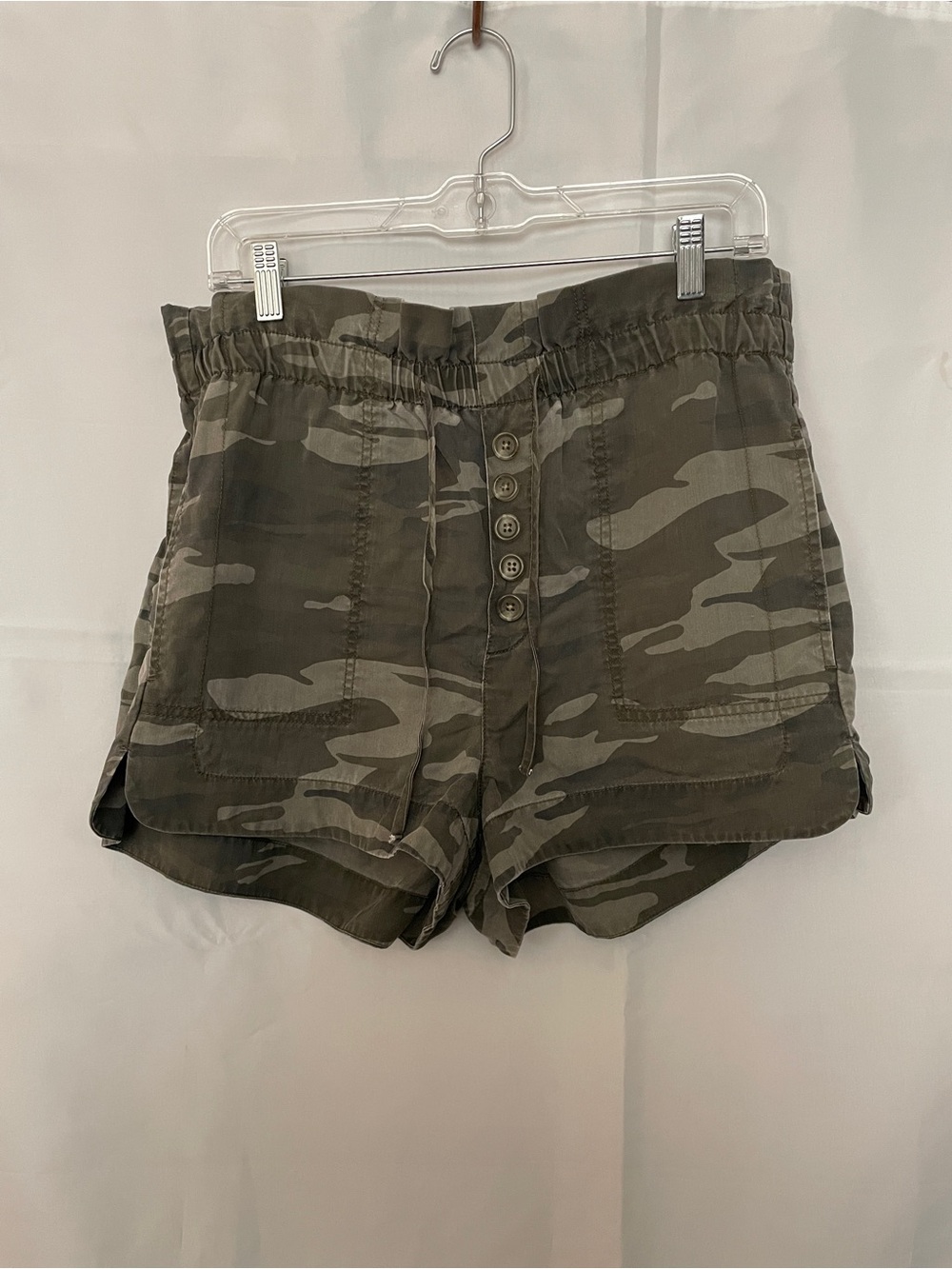 EXPRESS Extreme High Rise M Camo Button-Front Women's Shorts - Olive Green